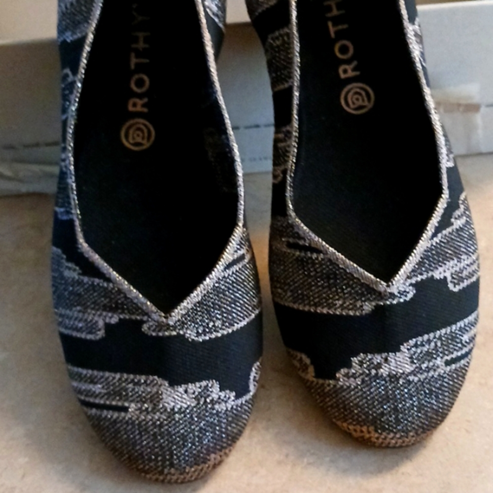 Rothys 12.5 Black Gold Metallic Brand New in box. Only tried on .